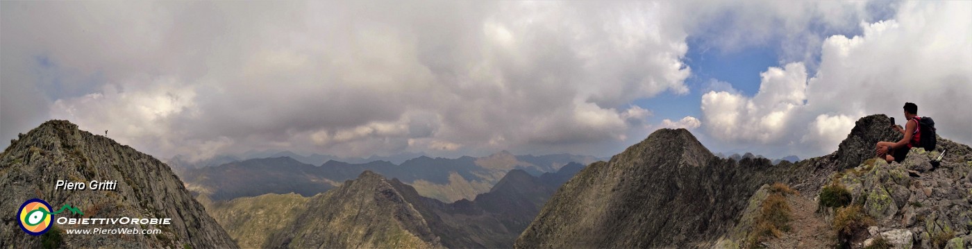 43 Da Cima Aga (2720 m) panorama verso la Madonnina e il Pizzo di Cigola.jpg